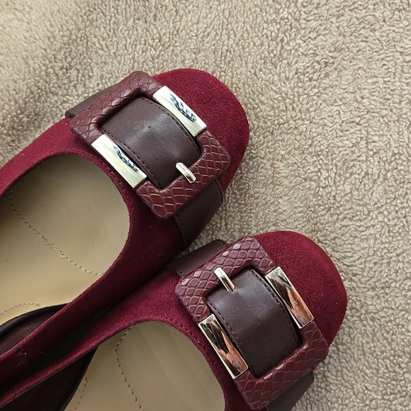 Tahari Venice Maroon Ballerina Flats with Golden Buckle Size 8M - Picture 3 of 8